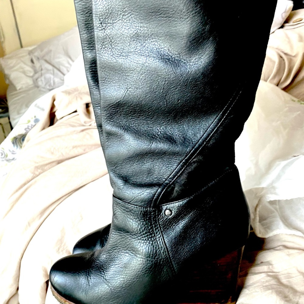 Ugh knee boots in excellent condition